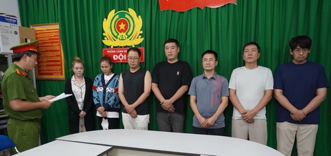 Chủ nhà hàng người nước ngoài cho nhân viên bán dâm ở quận 1, có xe sang đưa đón- Ảnh 1. Nhóm người chủ và điều hành nhà hàng bị bắt - Ảnh: Công an cung cấp