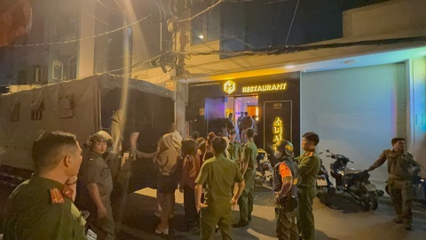 Chủ nhà hàng người nước ngoài cho nhân viên bán dâm ở quận 1, có xe sang đưa đón- Ảnh 3. Hàng trăm người thuộc lực lượng chức năng kiểm tra nhà hàng