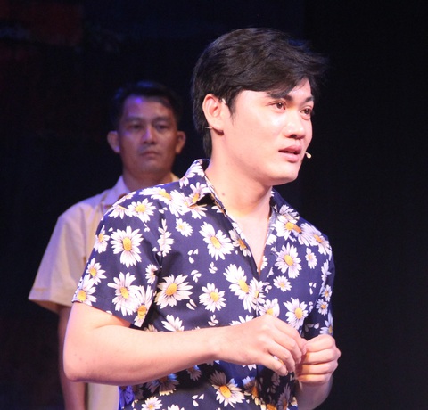 Chuông vàng vọng cổ Nguyễn Văn Khởi vai Hoàng Tú trong vở Nhân danh công lý - Ảnh: LINH ĐOAN Tin tức xem nghe cuối tuần: Anh trai say hi bùng cháy cùng dàn khách mời nữ- Ảnh 4.