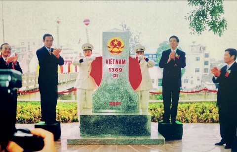Biên giới đất liền Việt Nam, Trung Quốc và cuộc đàm phán đến 2h sáng ở Hà Nội- Ảnh 2. Lễ khánh thành cột mốc đôi 1369 biên giới trên đất liền Việt Nam - Trung Quốc tại cửa khẩu quốc tế Móng Cái, tỉnh Quảng Ninh tháng 12-2001 - Ảnh: Duy Linh chụp lại