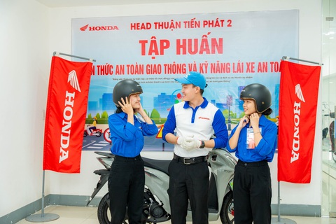 Lan tỏa sức trẻ tình nguyện cùng Honda Việt Nam- Ảnh 3. Sinh viên hào hứng đội thử mũ bảo hiểm 3/4 Jet chính hãng từ Honda
