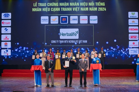 Các kênh thông tin chính thức của Herbalife Việt Nam- Ảnh 2. Đại diện thương hiệu nhận giải thưởng Top 10 Nhãn Hiệu Nổi Tiếng Việt Nam