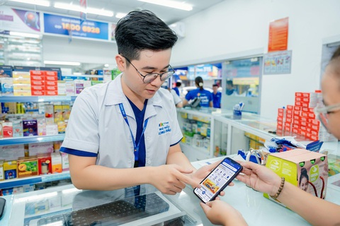 Long Châu ra mắt tính năng Nhắc uống thuốc- Ảnh 1. Dược sĩ giới thiệu và hướng dẫn khách hàng sử dụng tính năng