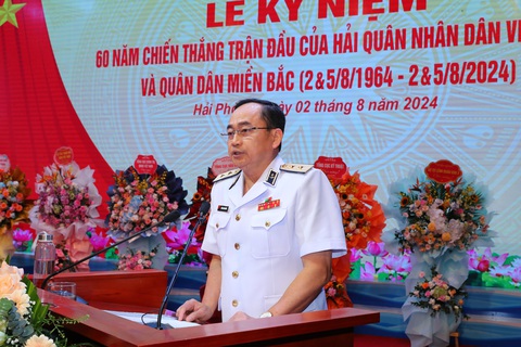 60 năm chiến thắng trận đầu: Bản hùng ca oanh liệt của Hải quân nhân dân Việt Nam- Ảnh 1. Phó đô đốc Trần Thanh Nghiêm - tư lệnh Hải quân - trình bày diễn văn kỷ niệm - Ảnh: Quân chủng Hải quân cung cấp