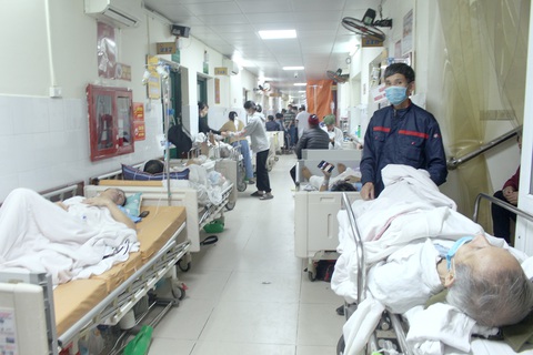 Bệnh viện phải khám ban đêm, lối ra nào giảm quá tải?- Ảnh 3. Bệnh viện Việt Đức quá tải, nhiều giường bệnh phải kê dọc hành lang - Ảnh: D.LIỄU