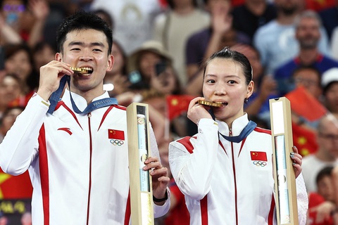 Wei Zheng và Ya Qiong Huang giành chiến thắng dễ dàng - Ảnh: REUTERS Olympic 2024 ngày 2-8: Mỹ 'trắng tay', Trung Quốc xây chắc ngôi đầu- Ảnh 6.