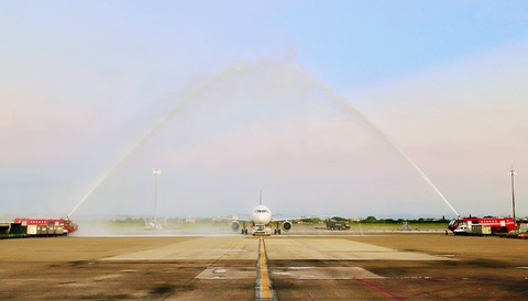 Khách Đài Loan nhộn nhịp đến Phú Quốc- Ảnh 2. Chuyến bay mang số hiệu VU1183 của Vietravel Airlines đưa 210 khách Đài Loan đến Phú Quốc - Ảnh: C.CÔNG