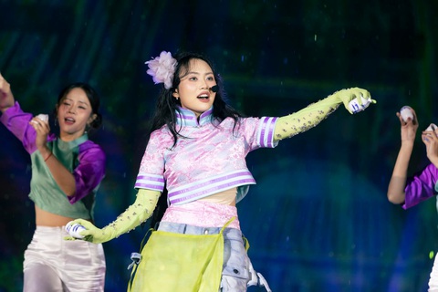 Phương Mỹ Chi lần đầu hát rock trong School Tour xuyên Việt Vũ trụ cò bay - Ảnh 2. Phương Mỹ Chi lần đầu hát rock trong School Tour xuyên Việt Vũ trụ cò bay - Ảnh 2.
