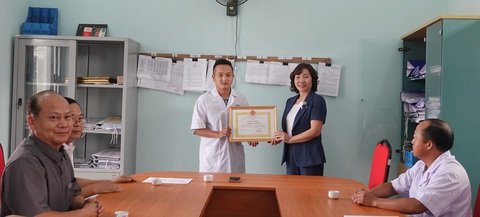 Huyện Mù Cang Chải khen thưởng đột xuất bác sĩ đỡ đẻ dọc đường - Ảnh 1. Huyện Mù Cang Chải khen thưởng đột xuất bác sĩ đỡ đẻ dọc đường - Ảnh 1.