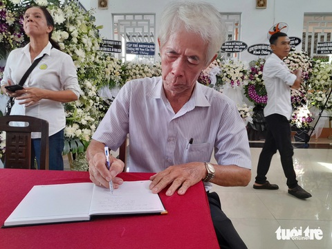 Nhiều thế hệ học trò nghẹn lòng trước linh cữu giáo sư Võ Tòng Xuân - Ảnh 1.