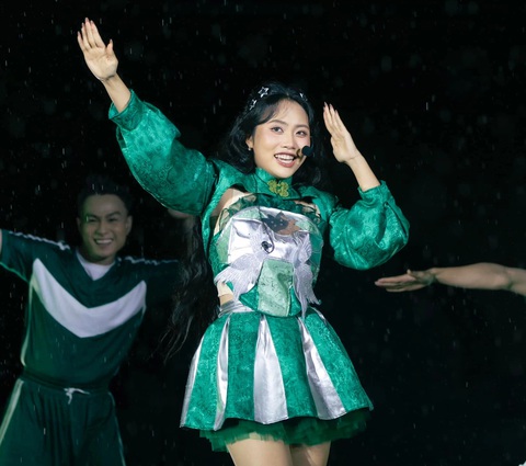 Phương Mỹ Chi lần đầu hát rock trong School Tour xuyên Việt Vũ trụ cò bay - Ảnh 1. Phương Mỹ Chi lần đầu hát rock trong School Tour xuyên Việt Vũ trụ cò bay - Ảnh 1.