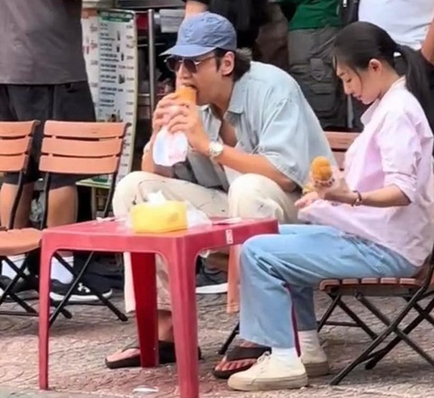 Tin tức giải trí 20-8: Lee Kwang Soo ngồi vỉa hè, ăn bánh mì Việt - Ảnh 5. Tin tức giải trí 20-8: Lee Kwang Soo ngồi vỉa hè, ăn bánh mì Việt - Ảnh 4.