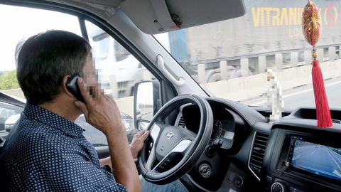 Cần trừ điểm bằng lái nhiều hơn với người vừa lái xe vừa nghe điện thoại- Ảnh 1. Cần trừ điểm bằng lái nhiều hơn với người vừa lái xe vừa nghe điện thoại- Ảnh 1.