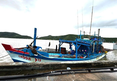 Cà Mau xử lý môi giới xuất nhập cảnh khai thác thủy sản trái phép- Ảnh 1. Tàu cá vi phạm vùng biển Thái Lan bị bắt giữ - Ảnh: Đồn biên phòng Sông Đốc cung cấp