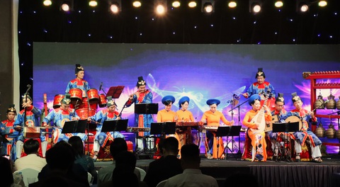 Nhã nhạc cung đình Huế kết hợp giao hưởng hiện đại trong Huế Symphony - Ảnh 1. Nhã nhạc cung đình Huế kết hợp giao hưởng hiện đại trong Huế Symphony - Ảnh 1.