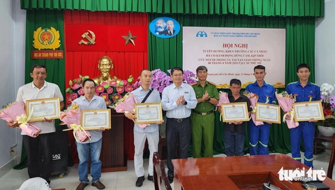 Tiếp tục khen thưởng những 'người hùng' cứu người trong vụ tai nạn cầu Phú Mỹ- Ảnh 1. Tiếp tục khen thưởng những 'người hùng' cứu người trong vụ tai nạn cầu Phú Mỹ - Ảnh 1.