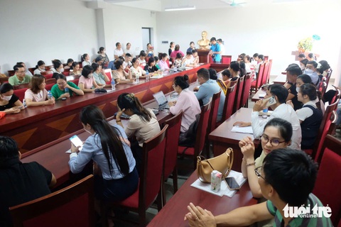 Chưa thông báo tuyển sinh mà đã hết chỗ, trường tiểu học bị hàng trăm phụ huynh chất vấn- Ảnh 2. Chưa thông báo tuyển sinh mà đã hết chỗ, trường tiểu học bị hàng trăm phụ huynh chất vấn - Ảnh 2.
