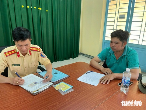Cảnh sát làm việc với tài xế chạy xe ngược chiều trên cao tốc TP.HCM - Trung Lương- Ảnh 1. Cảnh sát làm việc với tài xế chạy xe ngược chiều trên cao tốc TP.HCM - Trung Lương - Ảnh 1.