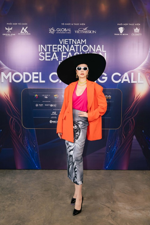Trang Nhung – Dương Yến Ngọc so kè catwalk ‘bất phân thắng bại’ - Ảnh 1. Trang Nhung – Dương Yến Ngọc so kè catwalk ‘bất phân thắng bại’ - Ảnh 1.