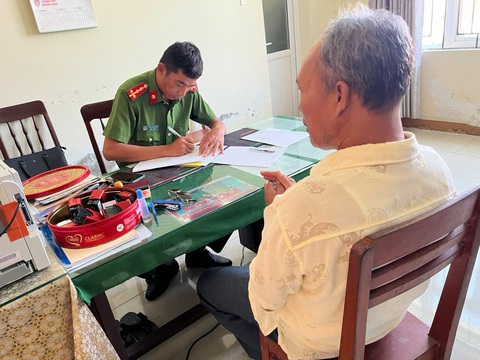 Công an làm việc với người đàn ông 'đánh vợ dã man vì ăn hết cá không chừa phần chồng'- Ảnh 1. Công an làm việc với người đàn ông 'đánh vợ dã man vì ăn hết cá không chừa phần chồng'- Ảnh 1.