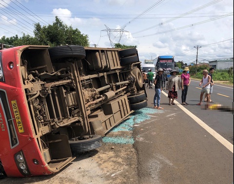 Vụ lật xe khách trên quốc lộ 14: Người phụ nữ lái xe băng ngang đường đã tử vong - Ảnh 1. Vụ lật xe khách trên quốc lộ 14: Người phụ nữ lái xe băng ngang đường đã tử vong - Ảnh 2.