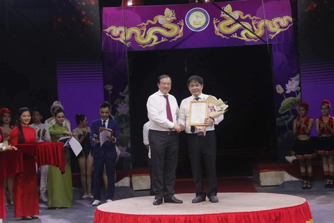 Hiệu trưởng mừng quýnh vì trường xiếc đã tuyển được học sinh thành phố - Ảnh 5. Hiệu trưởng mừng quýnh vì trường xiếc đã tuyển được học sinh thành phố - Ảnh 2.
