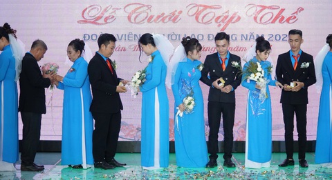 Ngày hạnh phúc của 8 cặp đôi trong đám cưới tập thể- Ảnh 1. Ngày hạnh phúc của 8 cặp đôi trong đám cưới tập thể - Ảnh 1.
