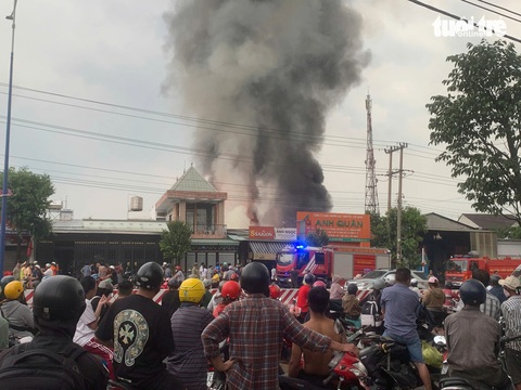 Cháy bãi phế liệu trên quốc lộ 13 ngay giờ tan tầm- Ảnh 1. Cháy bãi phế liệu trên quốc lộ 13 ngay giờ tan tầm - Ảnh 1.