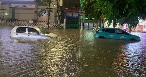 Hà Nội, Thái Nguyên mưa to, ô tô bị cuốn trôi hàng chục mét- Ảnh 4. Hà Nội, Thái Nguyên mưa to, ô tô bị cuốn trôi hàng chục mét - Ảnh 4.