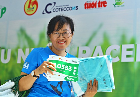 Runner tranh thủ đổi bib ngay tại trụ sở Coteccons- Ảnh 3. Runner tranh thủ đổi bib ngay tại trụ sở Coteccons- Ảnh 3.