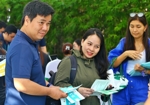 Runner tranh thủ đổi bib ngay tại trụ sở Coteccons- Ảnh 2. Runner tranh thủ đổi bib ngay tại trụ sở Coteccons- Ảnh 2.