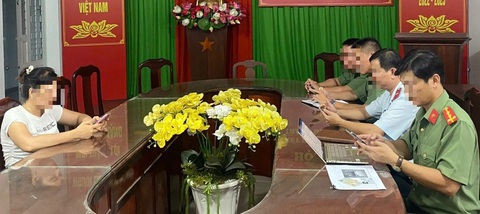 Công an mời làm việc người đăng video vụ chụp ảnh khỏa thân bên đường- Ảnh 1. Công an mời làm việc người đăng video vụ chụp ảnh khỏa thân bên đường - Ảnh 1.