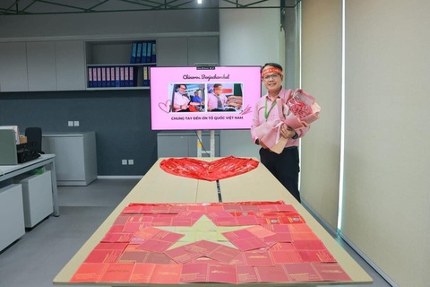 Rụng tim với hình ảnh đu trend cờ đỏ sao vàng bằng ‘sổ đỏ’ - Ảnh 4. Xúc động hình ảnh đu trend xếp hình cờ Tổ quốc bằng sổ hiến máu - Ảnh 4.