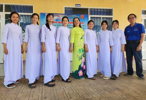 May áo dài tặng học sinh đầu năm học - Ảnh 1. May áo dài tặng học sinh đầu năm học - Ảnh 1.