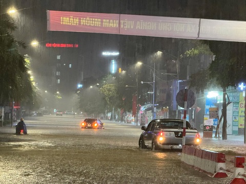 Hà Nội, Thái Nguyên mưa to, ô tô bị cuốn trôi hàng chục mét- Ảnh 1. Hà Nội, Thái Nguyên mưa to, ô tô bị cuốn trôi hàng chục mét - Ảnh 1.