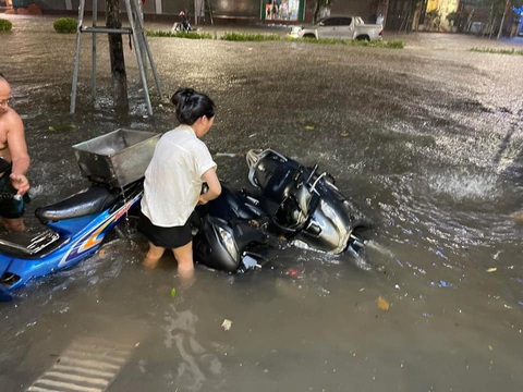 Hà Nội, Thái Nguyên mưa to, ô tô bị cuốn trôi hàng chục mét- Ảnh 2. Hà Nội, Thái Nguyên mưa to, ô tô bị cuốn trôi hàng chục mét - Ảnh 2.