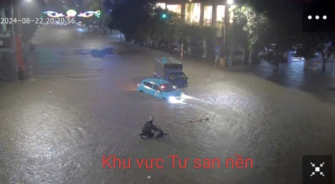 Hà Nội, Thái Nguyên mưa to, ô tô bị cuốn trôi hàng chục mét- Ảnh 3. Hà Nội, Thái Nguyên mưa to, ô tô bị cuốn trôi hàng chục mét - Ảnh 3.