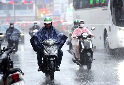 Thời tiết hôm nay 23-8: Nam Bộ mưa tăng, Bắc Bộ mưa to - Ảnh 1.