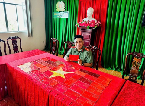 Rụng tim với hình ảnh đu trend cờ đỏ sao vàng bằng ‘sổ đỏ’ - Ảnh 1. Xúc động với hình ảnh đu trend xếp hình cờ Tổ quốc bằng ‘sổ đỏ’ - Ảnh 1.