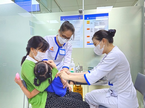 Số ca sởi cao hơn 22,5 lần, nhiều tỉnh, thành khẩn trương tiêm vắc xin- Ảnh 1. Số ca sởi cao hơn 22,5 lần, nhiều tỉnh, thành khẩn trương tiêm vắc xin- Ảnh 1.