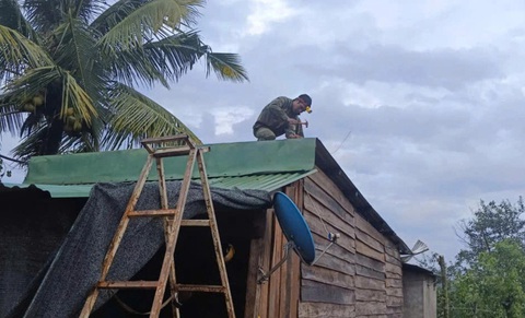 Mưa đá kèm giông lốc, 13 nhà dân tốc mái, hư hỏng - Ảnh 1. Mưa đá kèm dông lốc gây hư hỏng nhiều nhà dân - Ảnh 1.