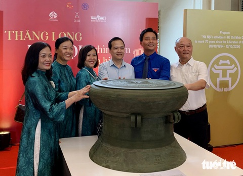 Ngắm bảo vật quốc gia trống đồng Cổ Loa, bát sứ hình rồng ở Những ngày Hà Nội tại TP.HCM - Ảnh 2. Ngắm bảo vật quốc gia trống đồng Cổ Loa, bát sứ hình rồng ở Những ngày Hà Nội tại TP.HCM - Ảnh 2.