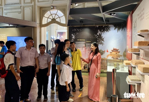 Ngắm bảo vật quốc gia trống đồng Cổ Loa, bát sứ hình rồng ở Những ngày Hà Nội tại TP.HCM - Ảnh 4. Ngắm bảo vật quốc gia trống đồng Cổ Loa, bát sứ hình rồng ở Những ngày Hà Nội tại TP.HCM - Ảnh 4.