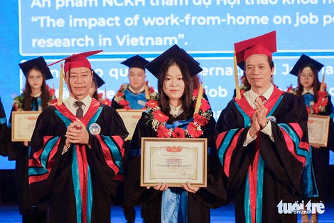 Bốn thủ khoa tốt nghiệp điểm tuyệt đối Trường đại học Kinh tế quốc dân - Ảnh 1. Bốn thủ khoa tốt nghiệp điểm tuyệt đối Trường đại học Kinh tế quốc dân - Ảnh 2.