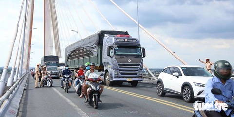 Tai nạn trên cầu Rạch Miễu, một thiếu niên thiệt mạng, kẹt cả phà lẫn cầu- Ảnh 2. Tai nạn trên cầu Rạch Miễu, một thiếu niên thiệt mạng, kẹt cả phà lẫn cầu- Ảnh 2.