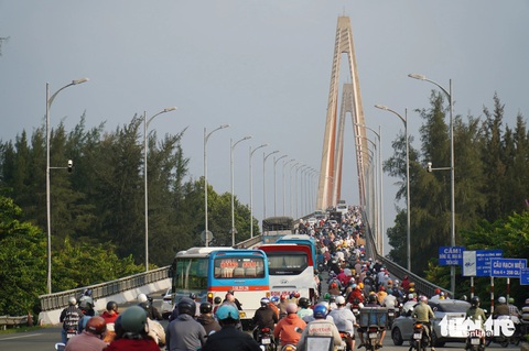 Tai nạn trên cầu Rạch Miễu, một thiếu niên thiệt mạng, kẹt cả phà lẫn cầu- Ảnh 5. Tai nạn trên cầu Rạch Miễu, một thiếu niên thiệt mạng, kẹt cả phà lẫn cầu- Ảnh 5.