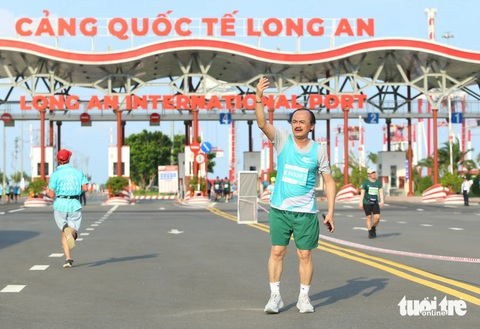 Runner Võ Quốc Thắng khuấy động đường chạy GreenUP Marathon 2024- Ảnh 3. Runner Võ Quốc Thắng khuấy động đường chạy GreenUP Marathon 2024 - Ảnh 4.