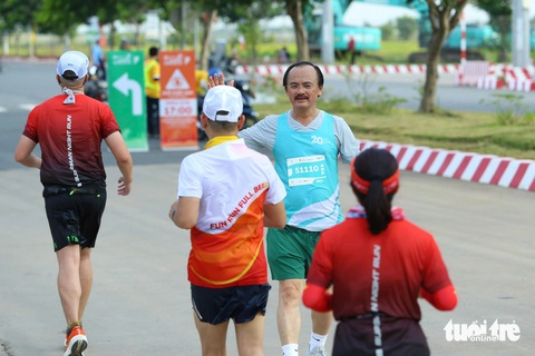Runner Võ Quốc Thắng khuấy động đường chạy GreenUP Marathon 2024- Ảnh 4. Runner Võ Quốc Thắng khuấy động đường chạy GreenUP Marathon 2024 - Ảnh 5.