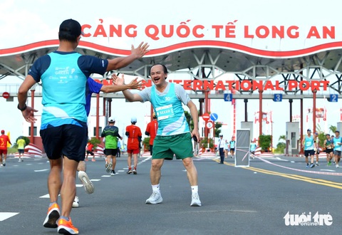 Runner Võ Quốc Thắng khuấy động đường chạy GreenUP Marathon 2024- Ảnh 5. Runner Võ Quốc Thắng khuấy động đường chạy GreenUP Marathon 2024 - Ảnh 6.
