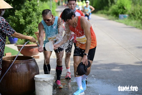Người dân tưới nước, làm mát cho các runner ở GreenUP Marathon - Long An Half Marathon 2024- Ảnh 3. Người dân tưới nước, làm mát cho các runner ở GreenUP Marathon - Long An Half Marathon 2024- Ảnh 3.
